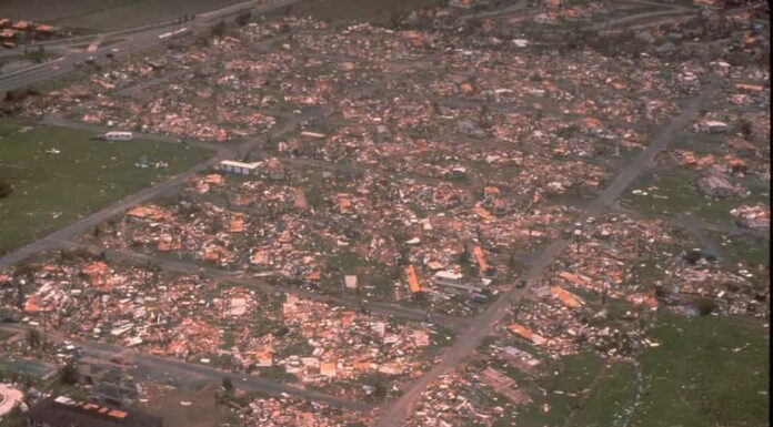 Una veduta aerea della contea di Dade, in Florida, che mostra i danni causati da uno degli uragani più distruttivi nella storia degli Stati Uniti.  L'uragano Andrew ha causato ingenti danni alle case di Miami, lasciando poco dietro di sé.  Un milione di persone sono state evacuate e 54 sono morte in questo uragano.