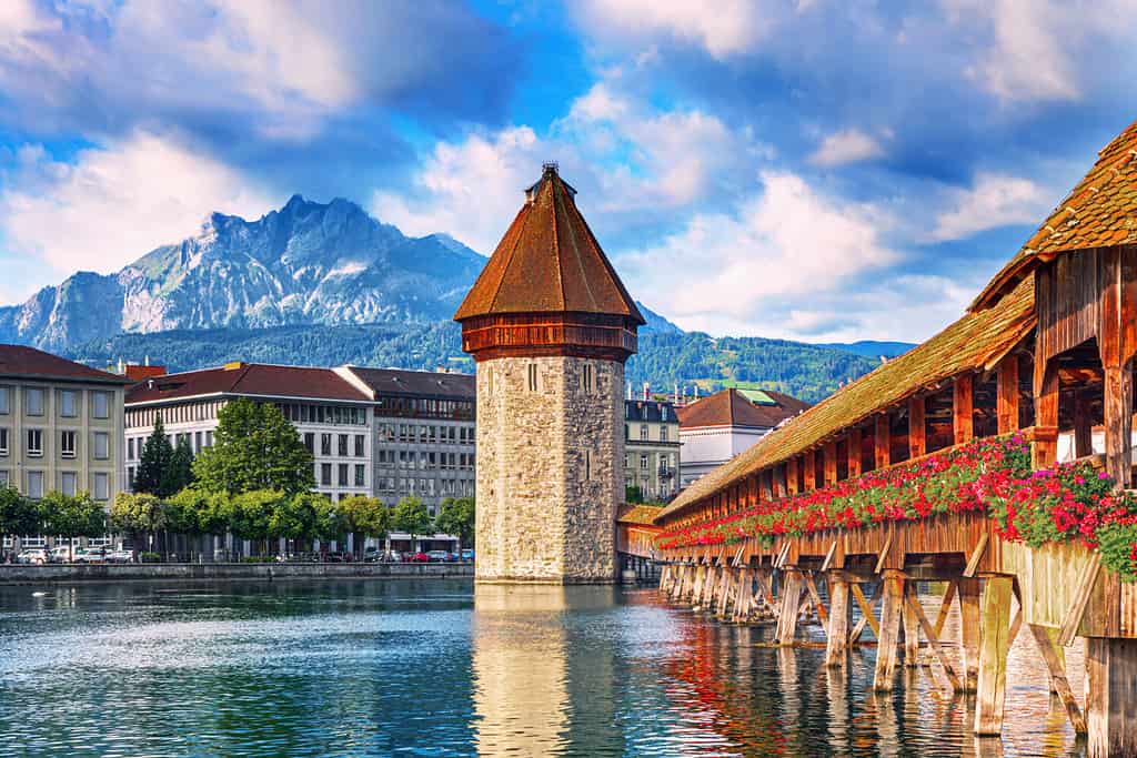 Alba nel centro storico di Lucerna con il famoso Ponte della Cappella e il lago dei Quattro Cantoni (Vierwaldstattersee), Svizzera