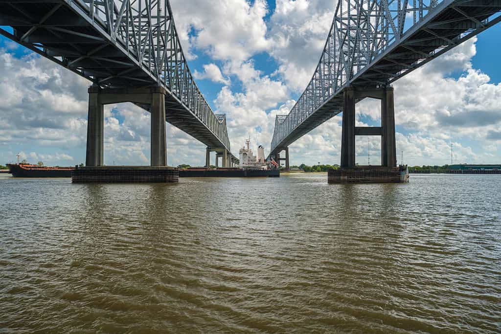 Interstate 10 ponte sul fiume Mississippi a New Orleans, Louisiana con una nave da carico in crociera.
