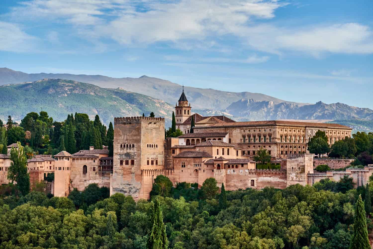 Antica fortezza araba Alhambra alla bella serata, Granada, Spagna, punto di riferimento europeo dei viaggi