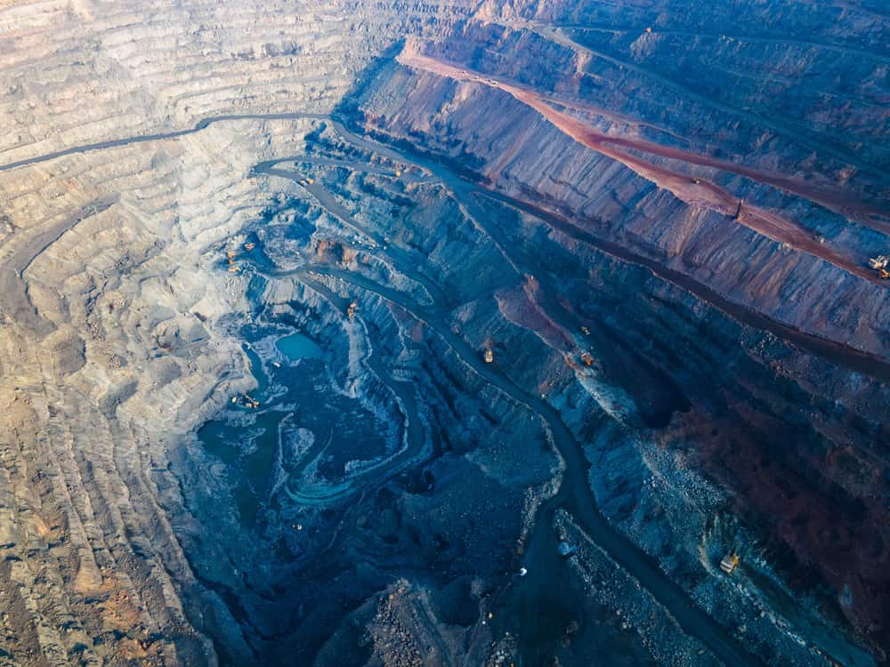 Enorme cava di minerale di ferro cava di minerale di ferro vista dall'alto Servizio fotografico aereo.