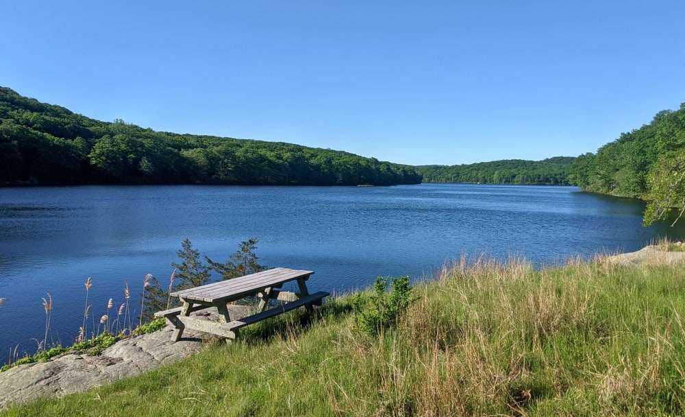 tavolo da picnic sul lago sebago nel parco statale di harriman (sette laghi, stato di new york, contea di rockland) 7 laghi, acqua blu, paesaggio