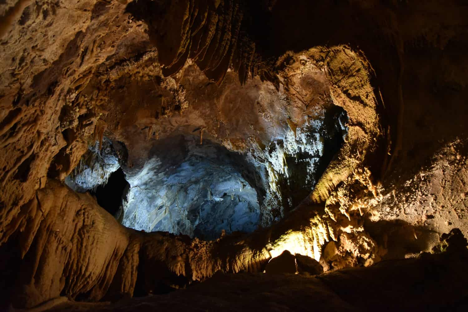 Shasta Lake Caverns, California, rete di grotte, catena di scale, depositi di calcare sotto forma di stalattiti, stalagmiti, cannucce di soda, colonne e colata, per lo più sospesi come piccole aste.