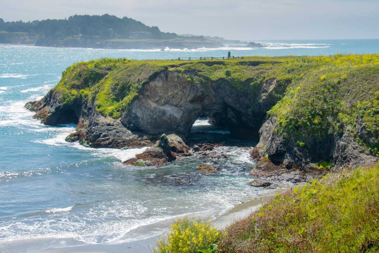 Una grotta marina e una dolina su un promontorio a Mendocino, in California.