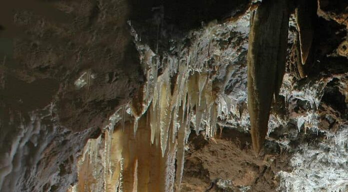 stalattiti e stalagmiti costituiscono le classiche formazioni rupestri