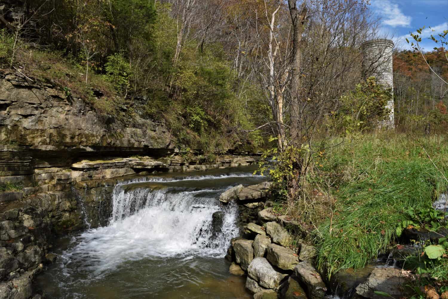 Via d'acqua.  Cascata.  Parco delle sorgenti della baia.  Francoforte, Kentucky.