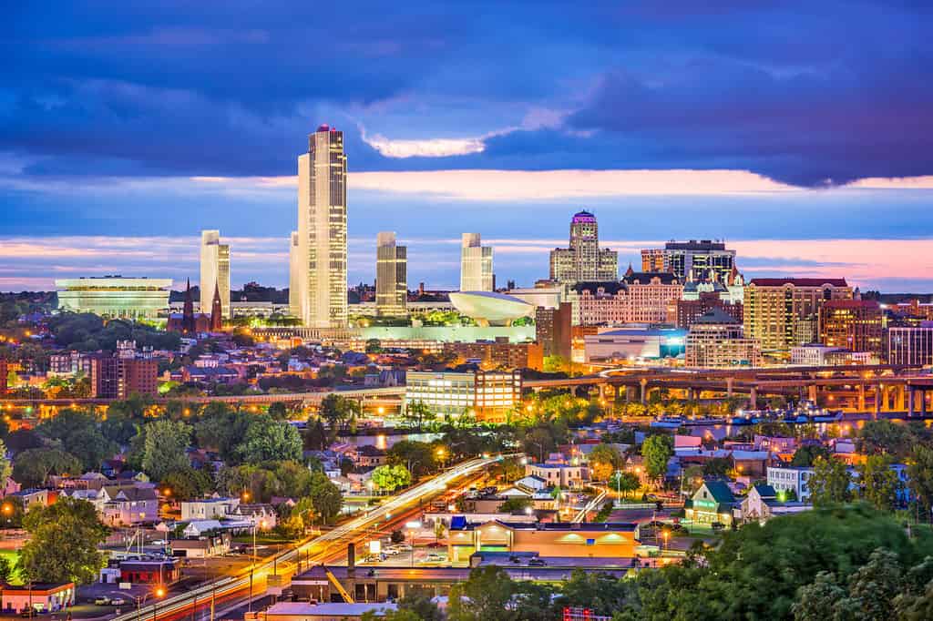 Albany, New York, Stati Uniti d'America skyline della città al crepuscolo.