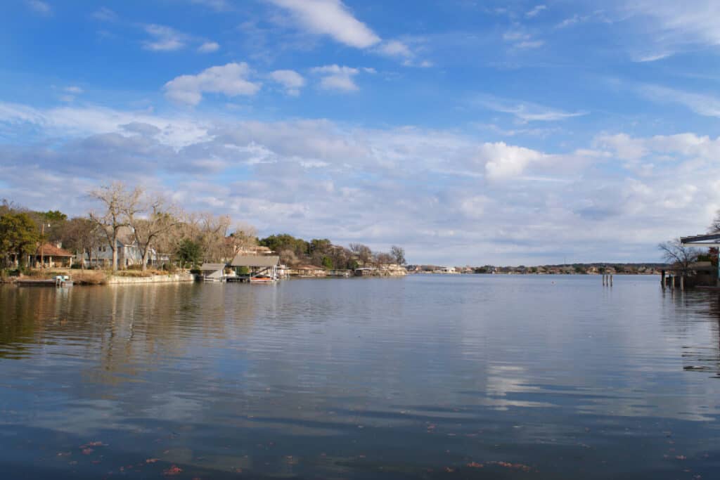Una giornata tranquilla e rilassante sul lago Granbury a Granbury, in Texas.
