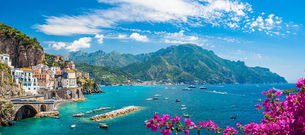 Paesaggio con la città di Atrani alla famosa costiera amalfitana, Italia
