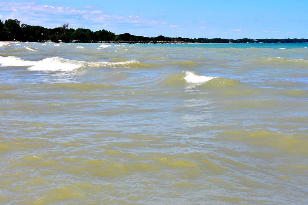 Grandi onde che si infrangono lungo il litorale del Lago Michigan al Simons Island Park a Kenosha Wisconsin in un bel pomeriggio di sole.