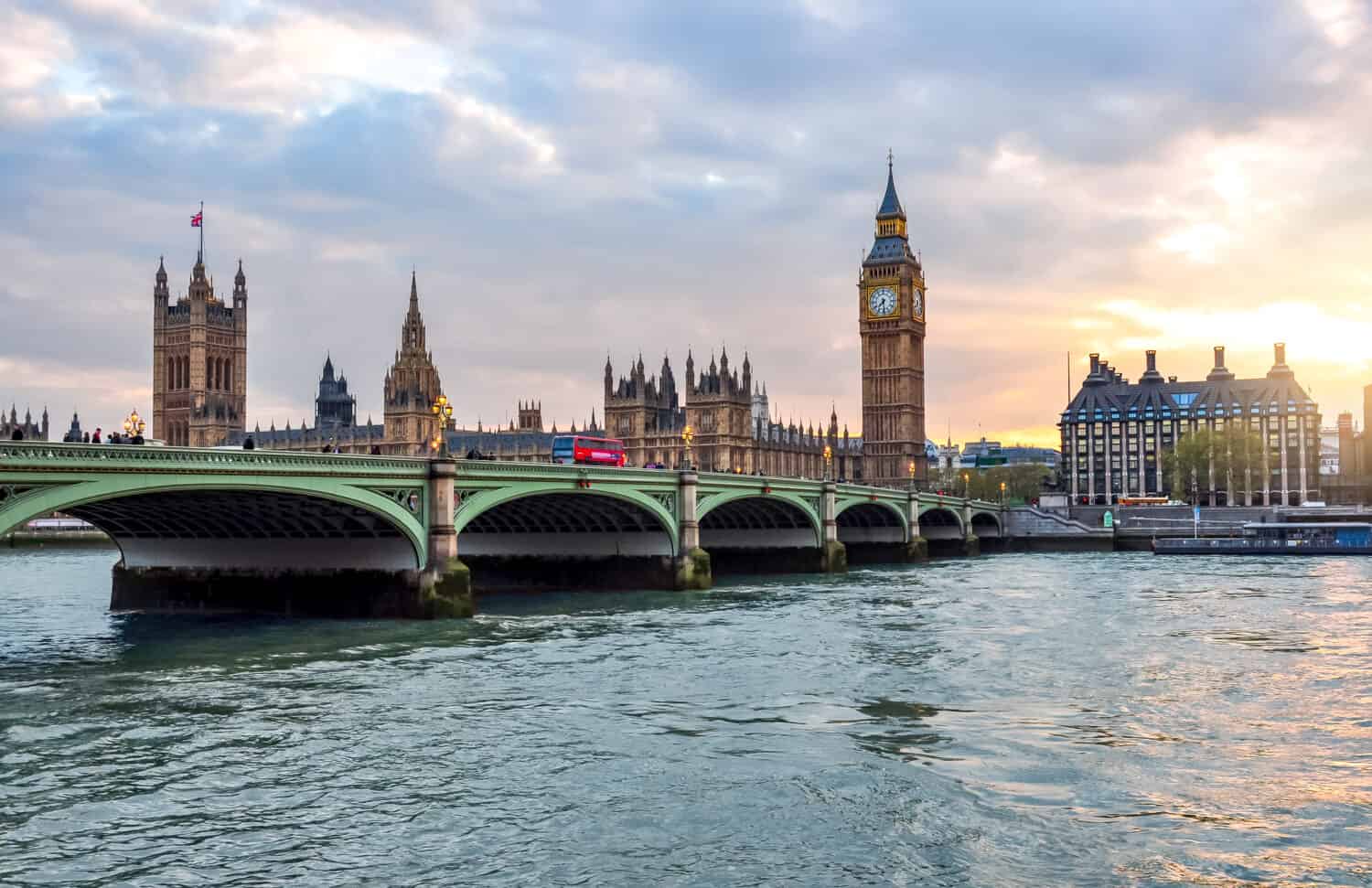 Camere del Parlamento, Big Ben e Westminster Bridge al tramonto, Londra, Regno Unito