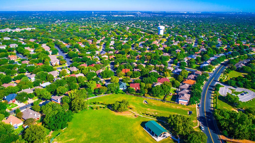 Green scape case e case senza fine Round Rock , Texas , USA Sobborgo che cresce al di fuori di Austin alta veduta aerea drone verde estate colorata mattina Milioni di case vasto quartiere Suburbia