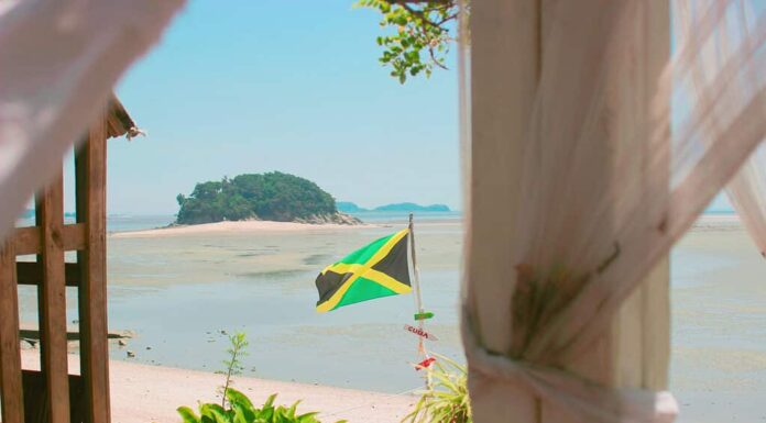 Bandiera della Giamaica in riva al mare