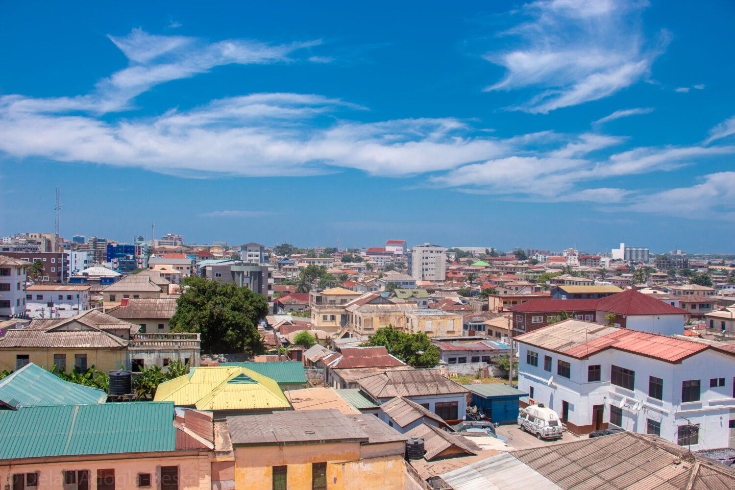 Parti di Accra urbana sotto uno skyline blu.  Alloggio ad Accra.