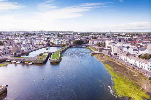 Una veduta aerea del fiume Corrib, del bacino di Claddagh e della strada conosciuta come la lunga passeggiata a Galway, in Irlanda.