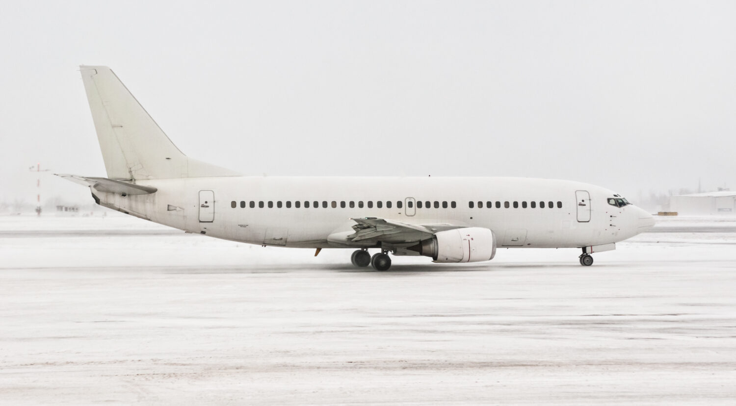 Aereo bianco su un aeroporto internazionale nevoso di Buffalo Niagara