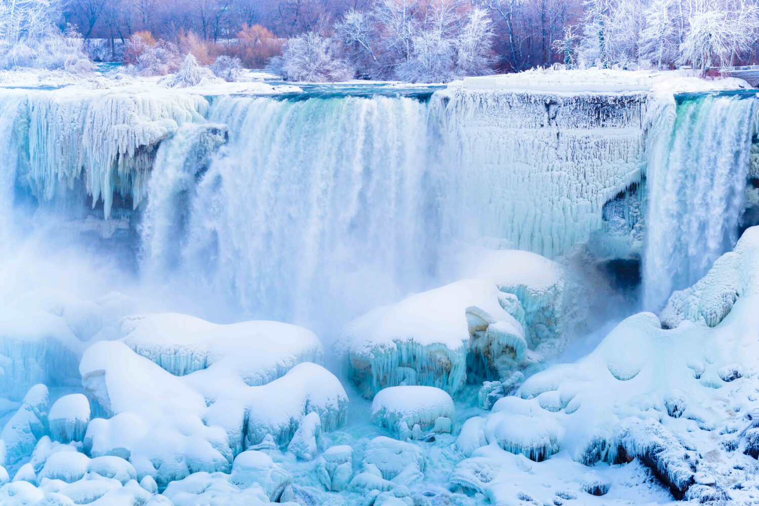 Cascate del Niagara ghiacciate durante il profondo inverno