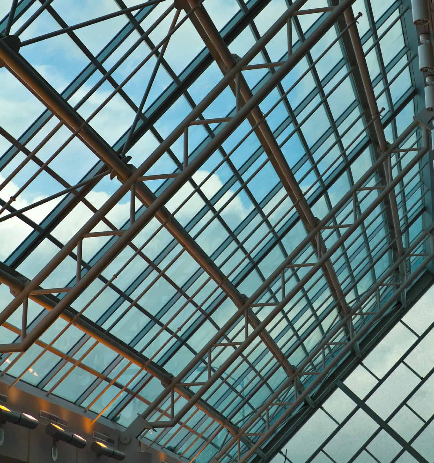 Una banca di finestre in un aeroporto canadese.  Aeroporto internazionale di Pearson, Toronto, Ontario