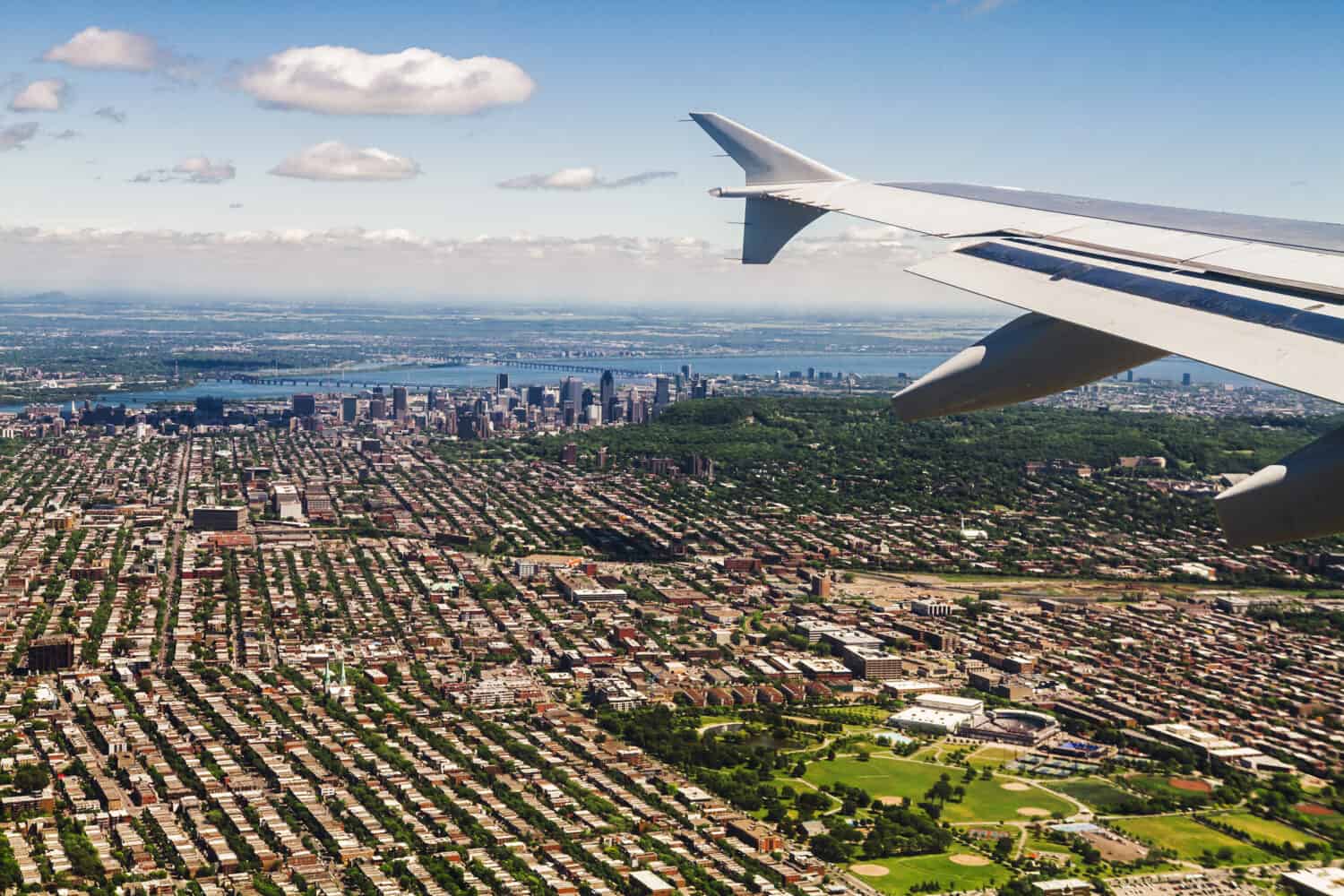 Vista aerea del centro di Montreal proprio prima di atterrare all'aeroporto Pierre Trudeau, Quebec, Canada.