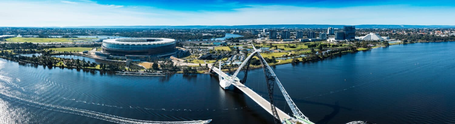 Perth orientale, Australia occidentale.  Panorama aereo che mostra il ponte sospeso pedonale del Matagarup Bridge che attraversa il fiume Swan a Perth, e anche lo stadio di Perth.