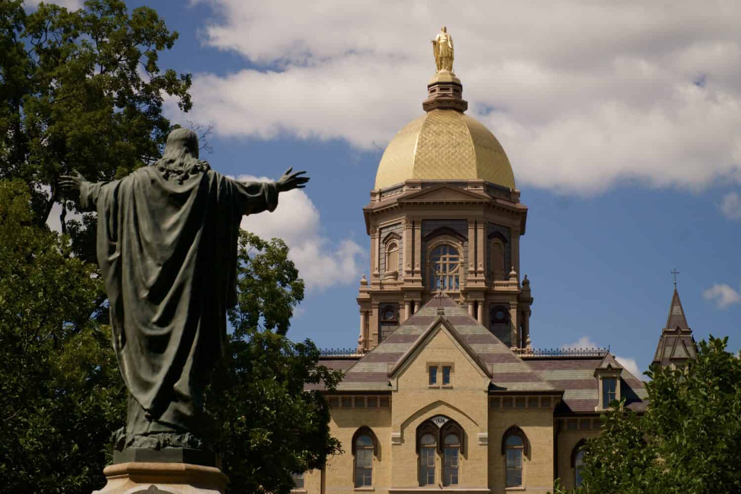 La cupola d'oro in cima all'edificio principale dell'Università di Notre Dame.  Uno dei campus più grandi dell'Indiana.