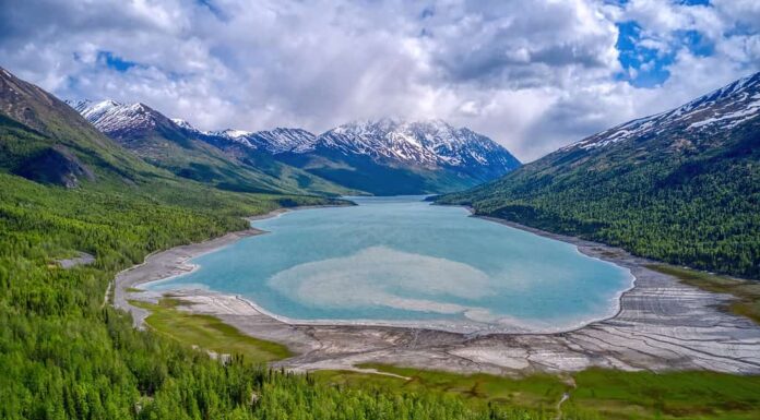 Vista aerea del lago Eklutna dell'Alaska