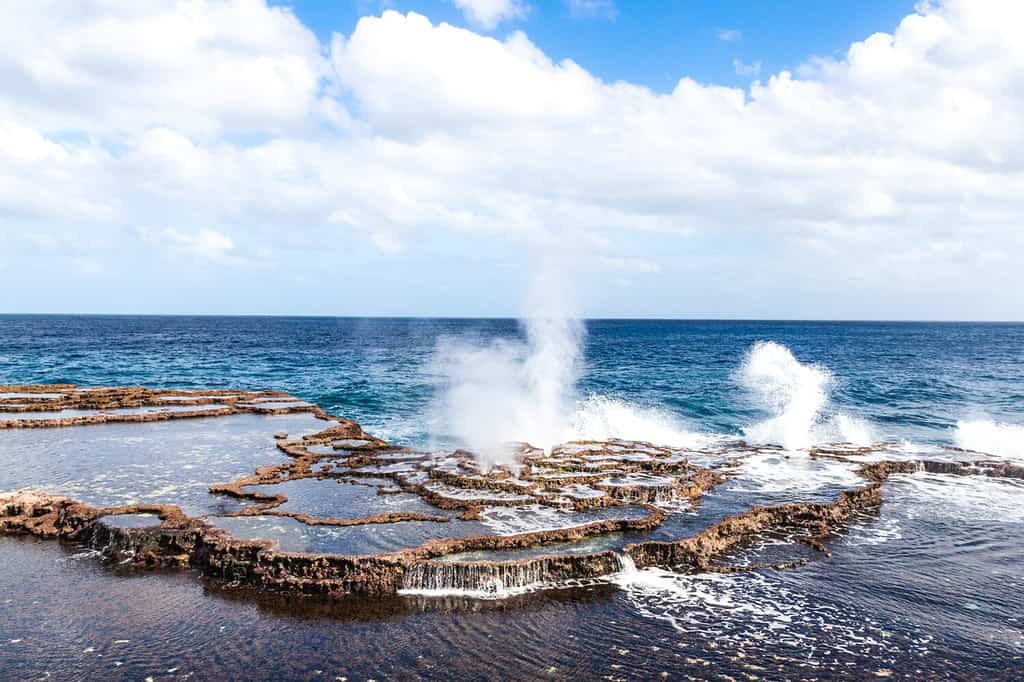 Geyser di mare, o soffiature sulla costa dell'isola di Tongatapu, Tonga