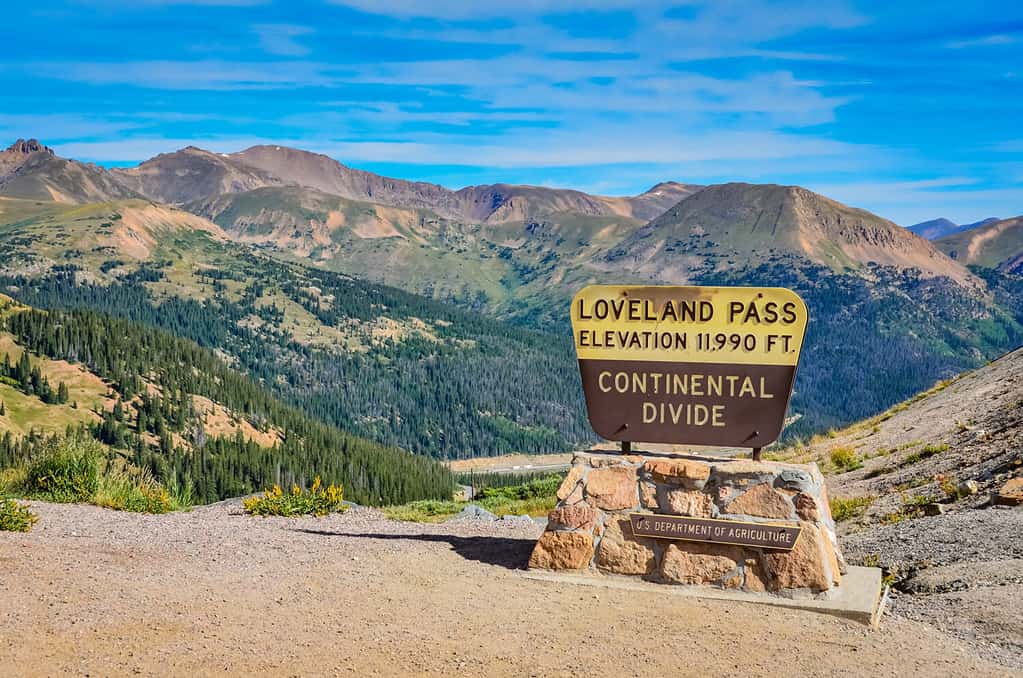 Loveland Pass è un passo di alta montagna negli Stati Uniti occidentali, ad un'altitudine di 11.990 piedi (3.655 m) sul livello del mare nelle Montagne Rocciose del Colorado centro-settentrionale.