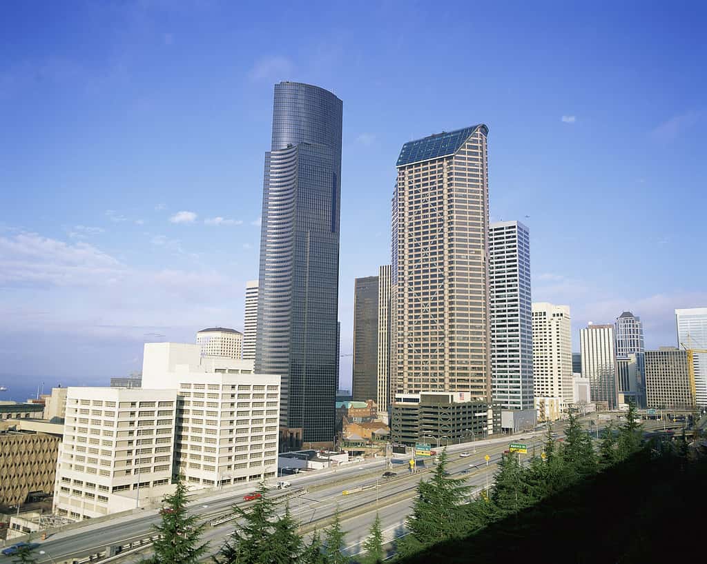 Paesaggio urbano di Seattle con autostrada, WA