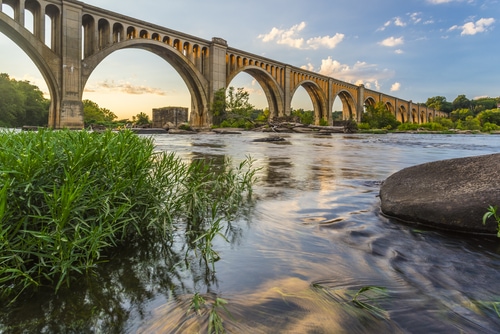 Questo ponte ferroviario ad arco in cemento che attraversa il fiume James è stato costruito dalla Atlantic Coast Line, Fredericksburg e Potomac Railroad nel 1919 per instradare il trasporto di merci intorno a Richmond, in Virginia. 