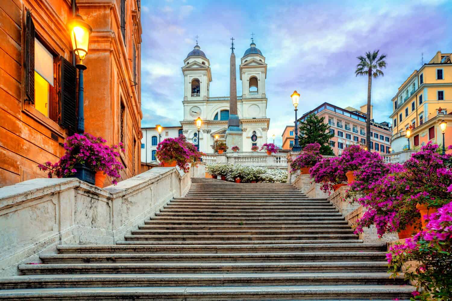 Piazza di Spagna a Roma, Italia.  Piazza di Spagna a Roma al mattino.  Una delle piazze più famose di Roma, Italia.  Architettura e punto di riferimento di Roma.