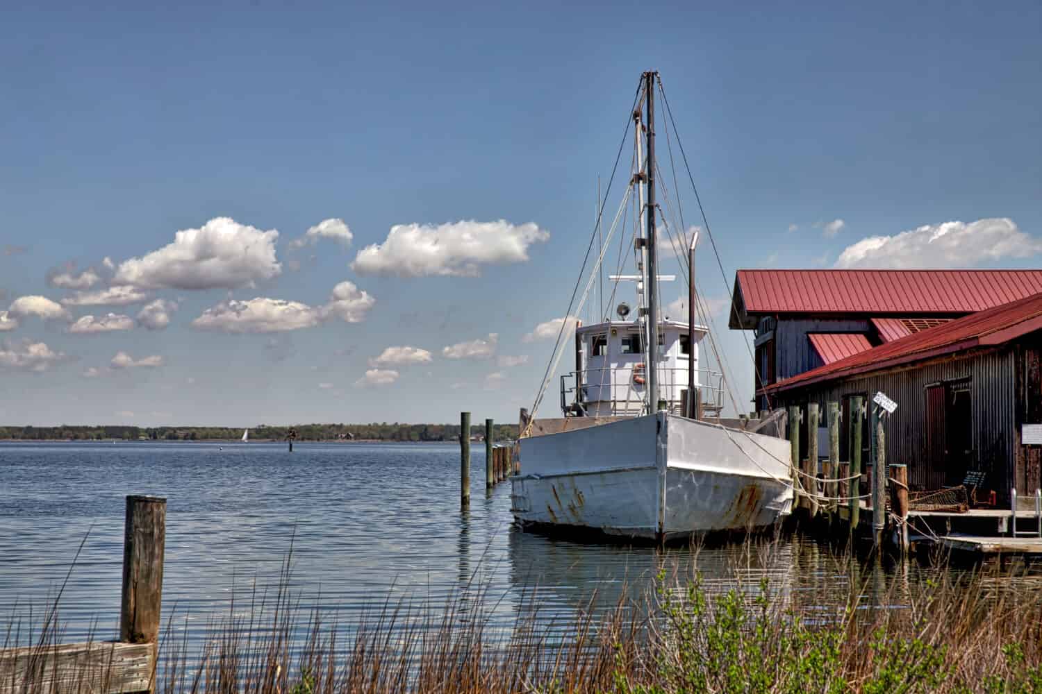 Barca da lavoro in una bella giornata di primavera al Chesapeake Bay Maritime Museum di St Michael's, nel Maryland.