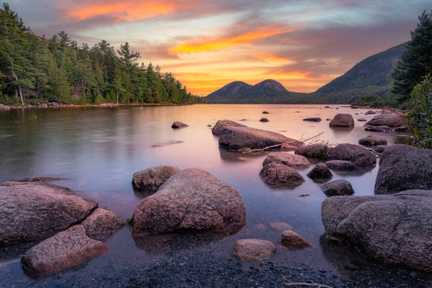 L'alba colora Jordan Pond nel Parco nazionale di Acadia nel Maine 