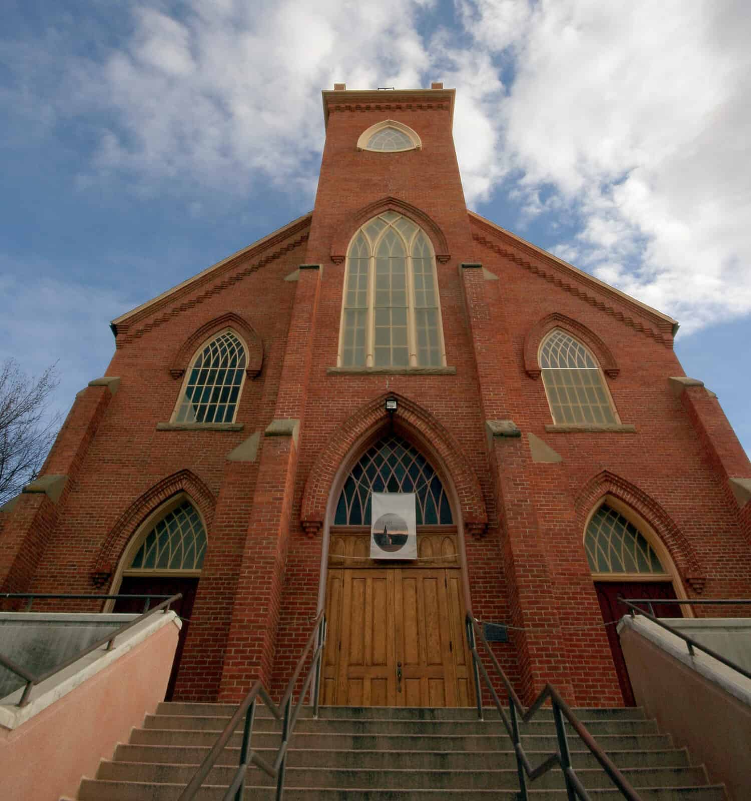 Fuori dalla chiesa cattolica nella città missionaria di Sant'Ignazio, nel Montana.