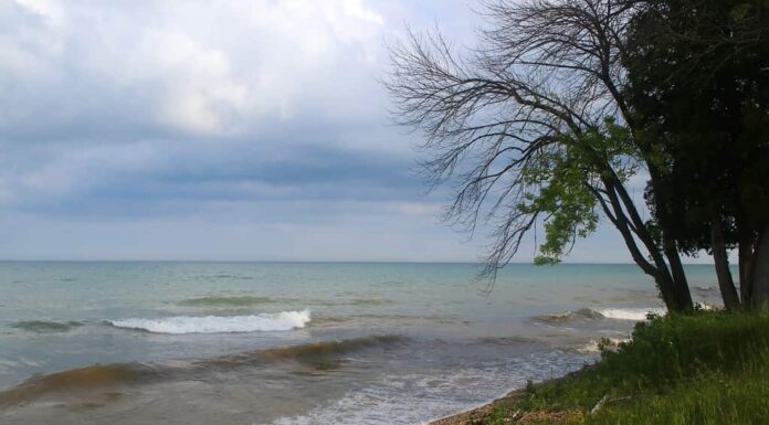 Bellissimo paesaggio estivo in un parco statale.  Vista panoramica della spiaggia del lago Michigan a Harrington Beach State Park, Wisconsin, Stati Uniti.  Priorità bassa della natura del Wisconsin.