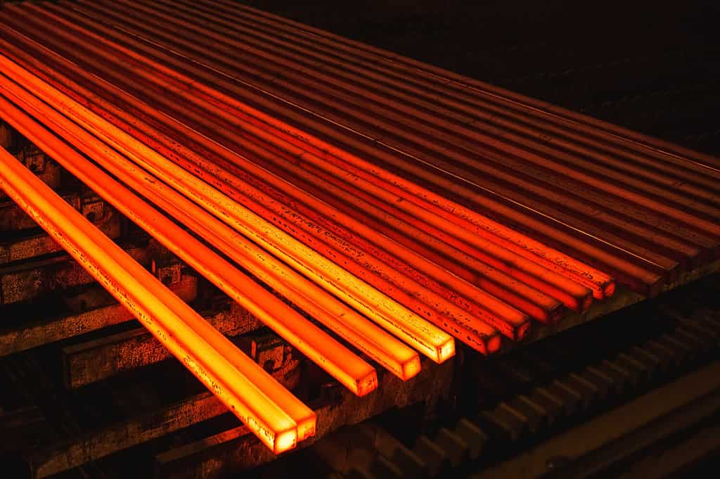 L'uomo ha manipolato il ferro fin dall'antichità e oggi è utilizzato principalmente nella produzione dell'acciaio.