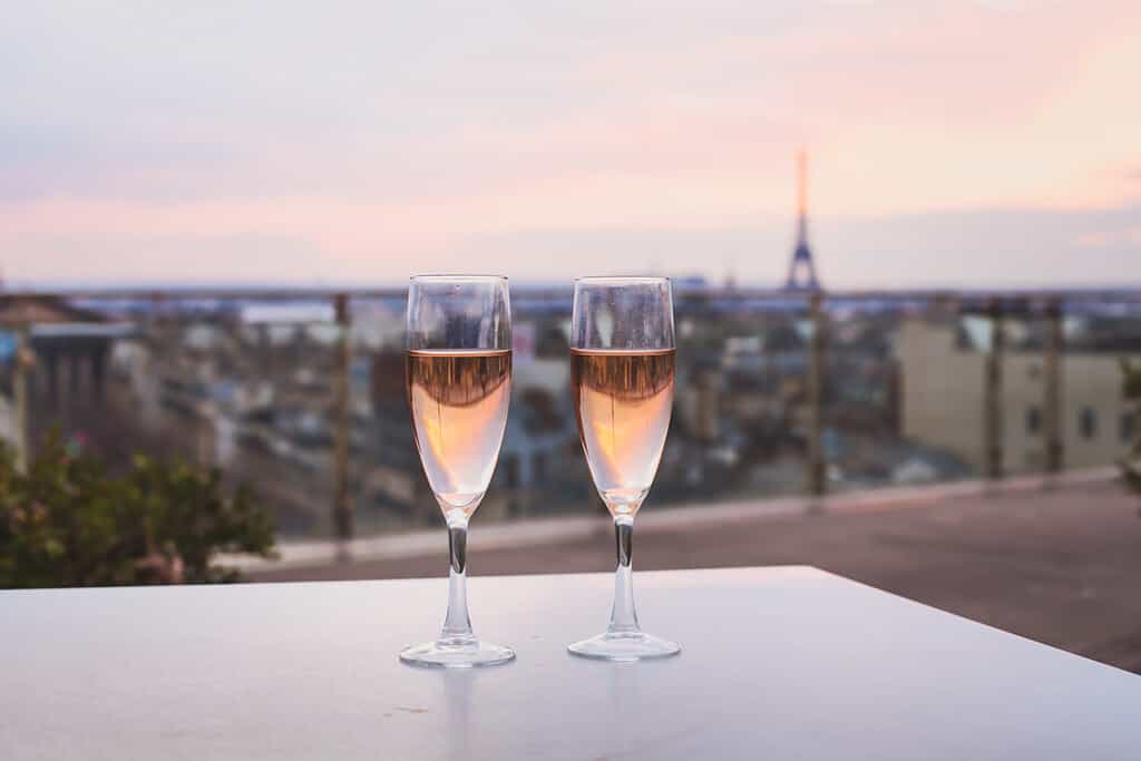 bevendo champagne nel lussuoso ristorante di Parigi, Francia