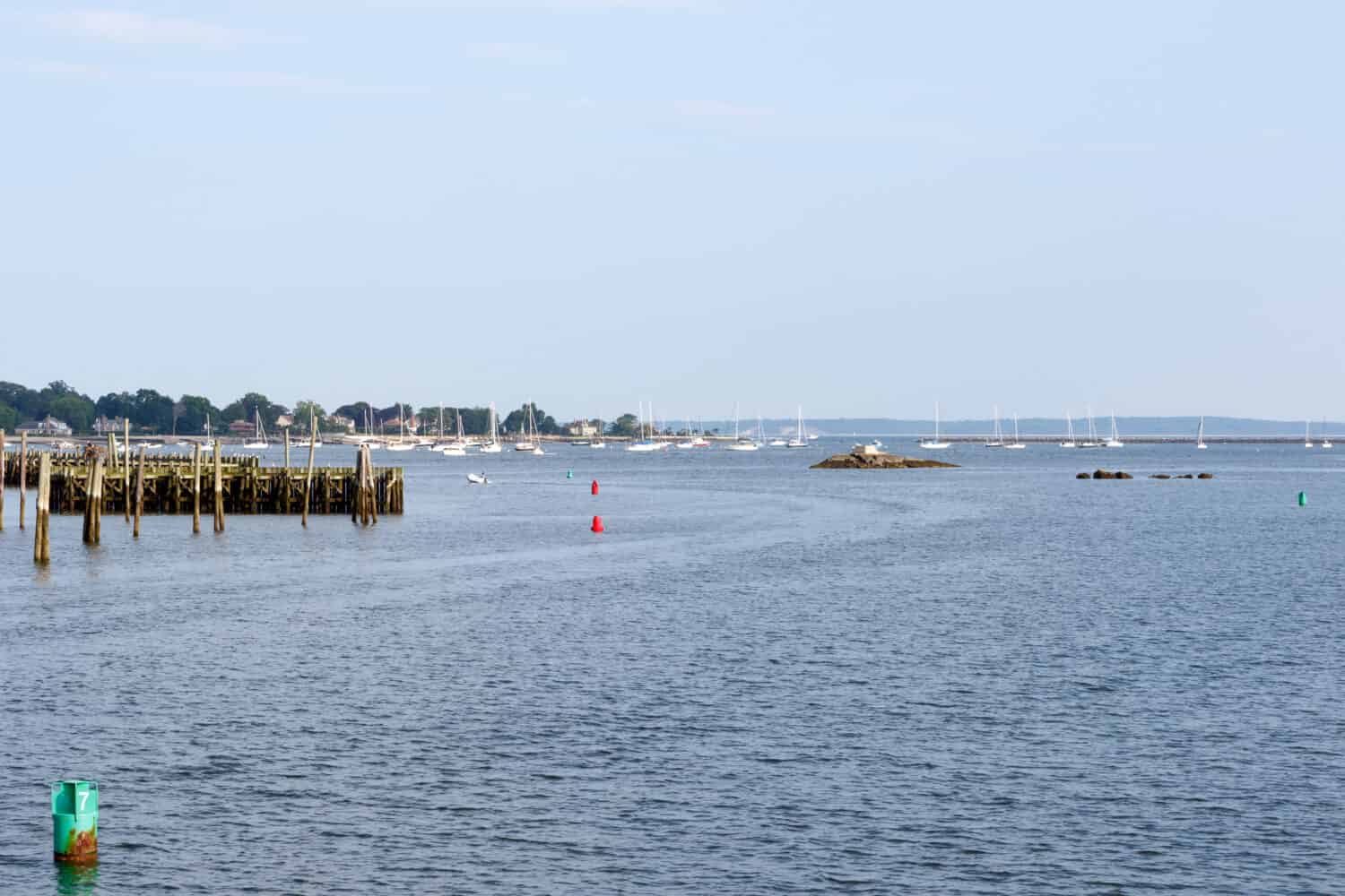 Barche a vela sul Long Island Sound nel porto di Stamford, Connecticut
