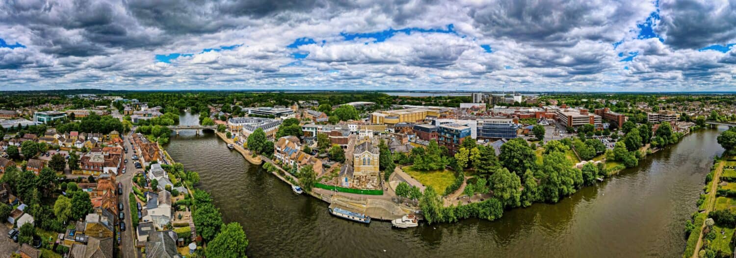Vista aerea di Staines-upon-Thames, una città sulla riva sinistra del fiume Tamigi nel Surrey, in Inghilterra