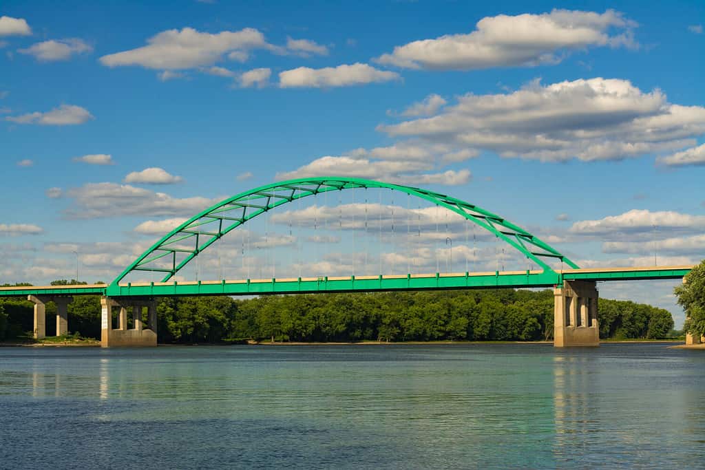Guardando lungo il fiume Illinois fino al Lincoln Memorial Bridge.  La Salle, Illinois, USA.