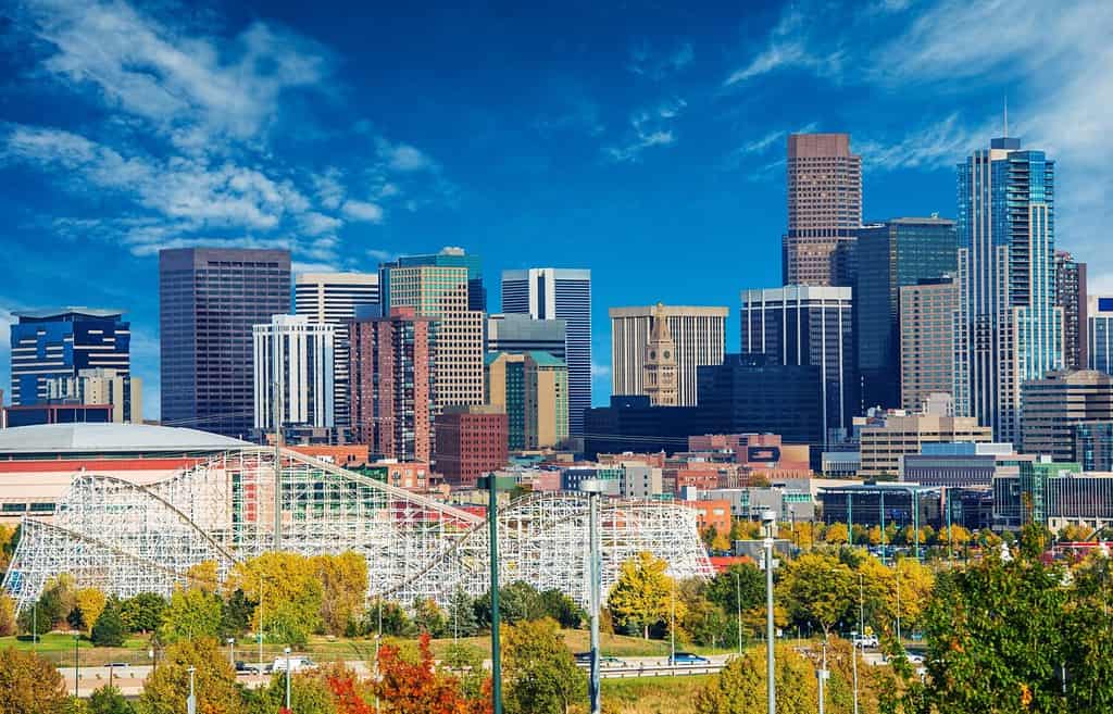 Giornata di sole a Denver Colorado, Stati Uniti.  Skyline della città di Denver e il cielo blu.