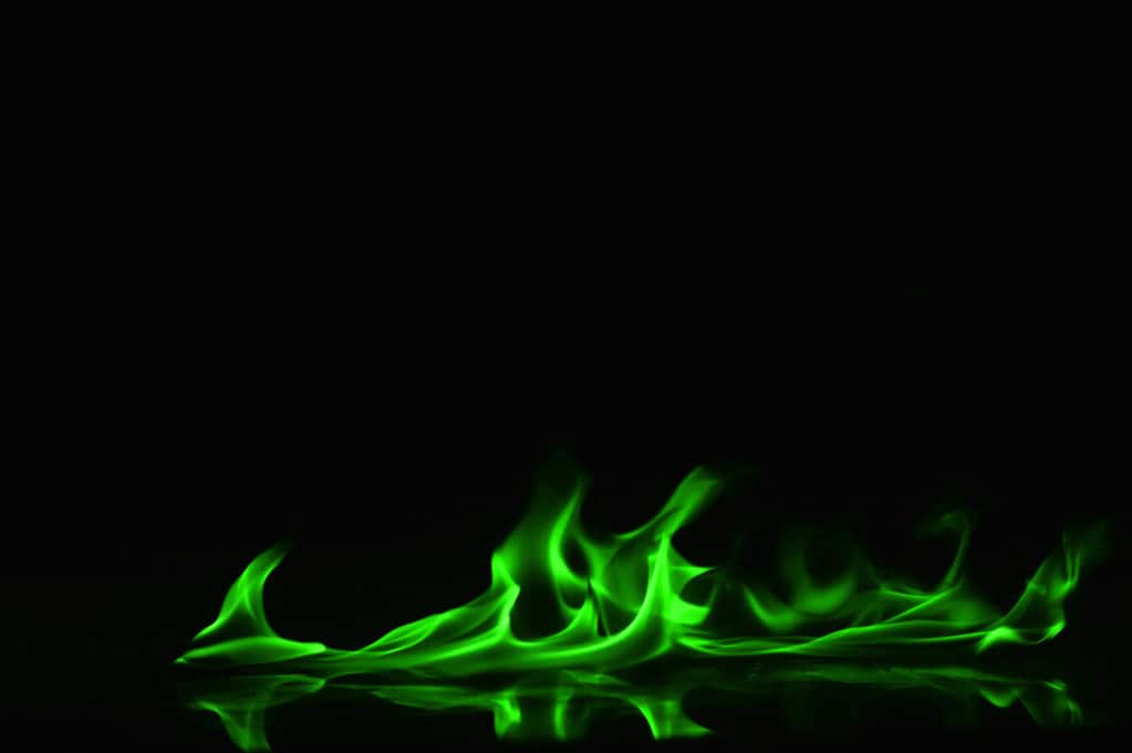 Il borace e il solfato di rame sono sostanze chimiche comuni bruciate per produrre fiamme verdi.