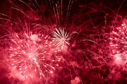 I fuochi d'artificio rossi vengono solitamente creati con cloruro di stronzio o nitrato di stronzio.
