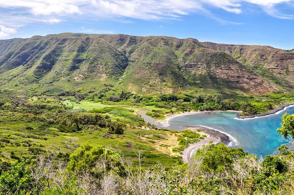 Bella vista di Halawa Beach Park e della Halawa Valley sulla remota isola di Molokai (Moloka'i), Hawaii, USA. Due spiagge, Kamaalaea e Kawili, si trovano nella baia.  Popolare attrazione turistica.