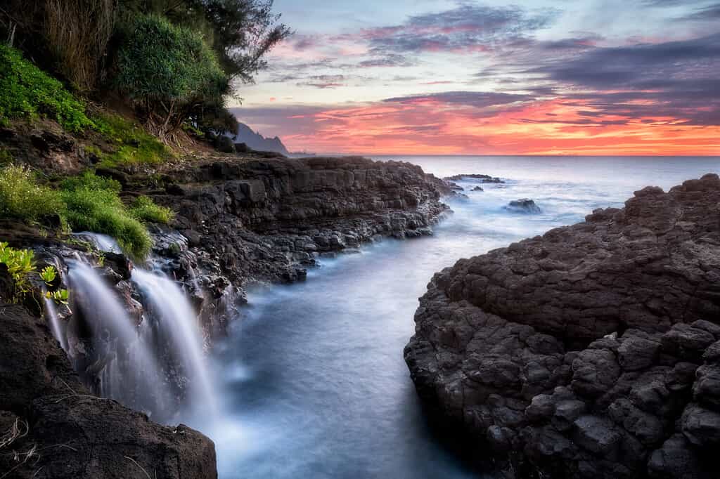Cascata vicino a Queen's Bath, Kauai, Hawaii