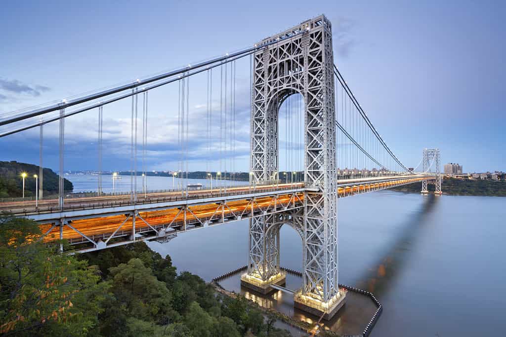 Ponte George Washington, New York.  Immagine del ponte George Washington al crepuscolo.
