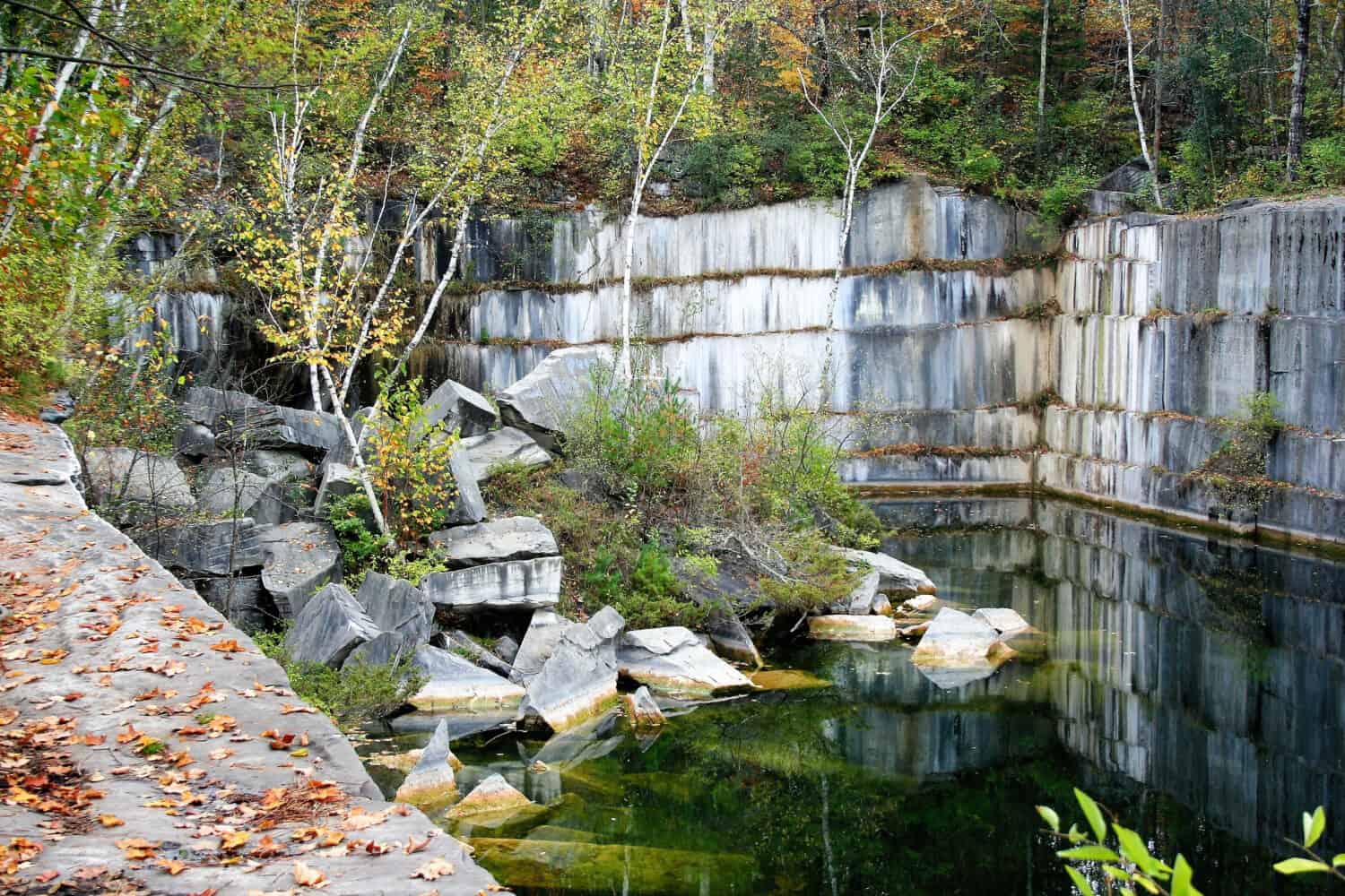 Cava di granito, New Hampshire in autunno