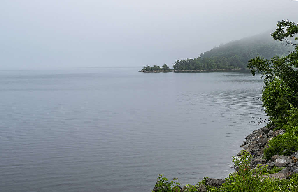 la nebbia incombe sul bacino idrico del quabbin