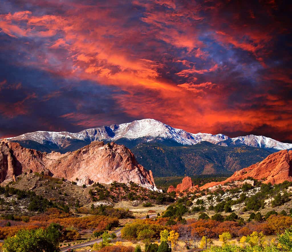 Pikes Peak che svetta sul Giardino degli Dei con un cielo drammatico