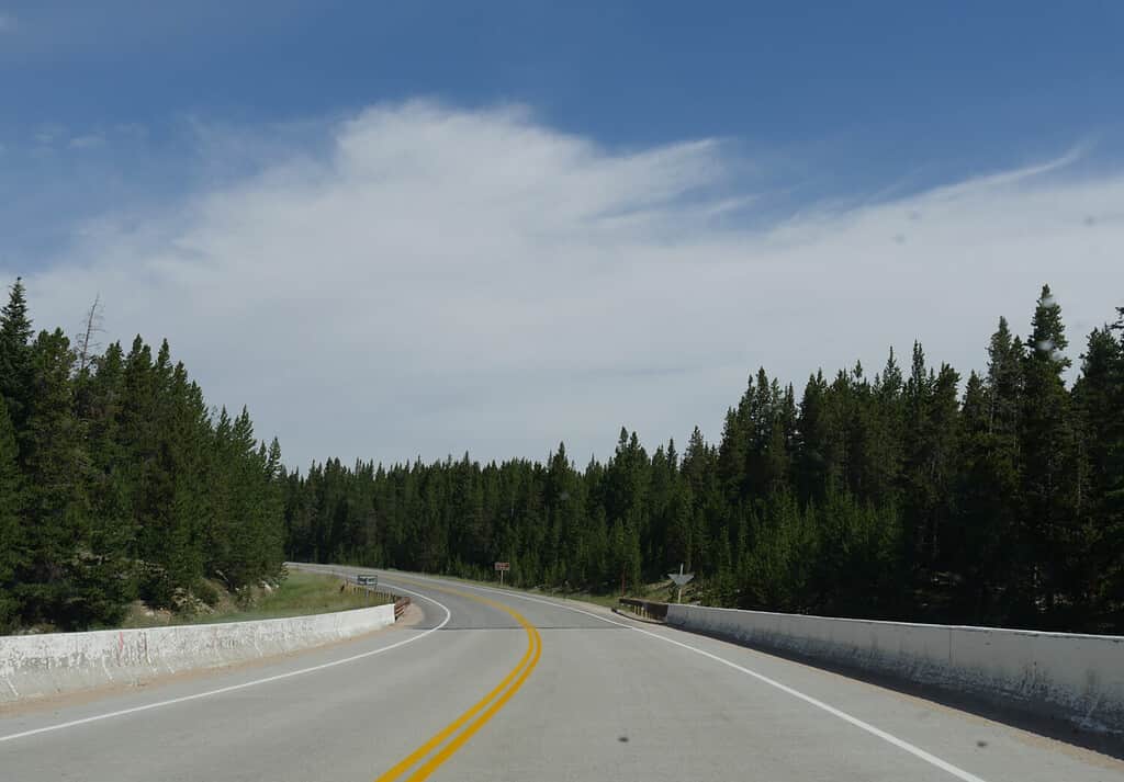 Attraversando un ponte sull'autostrada 16 nella contea di Bighorn nel Wyoming.